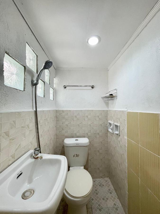 Oyo 899 Merie Diz Sunrise Beach Resort ออสลอบ ภายนอก รูปภาพ
